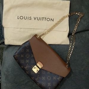 Louis Vouitton leather chain pallas cross body